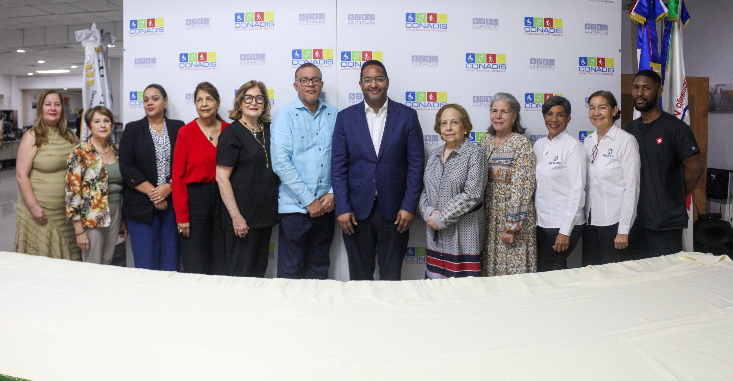 Santo Domingo, República Dominicana. El Consejo Nacional de Discapacidad (CONADIS) firmó este martes acuerdos estratégicos con diversas asociaciones sin fines de lucro (ASFL), con el propósito de definir e implementar una estrategia interinstitucional que permita fortalecer y eficientizar la inversión pública en proyectos impulsados por estas organizaciones. La iniciativa, que se desarrollará durante el periodo 2025-2027, busca transformar los subsidios tradicionales otorgados por el Estado Dominicano en convenios de gestión, asegurando un uso más eficiente y transparente de los recursos públicos. Este esfuerzo responde al mandato de la Ley Núm. 1-12 de la Estrategia Nacional de Desarrollo, particularmente en su línea de acción 1.1.1.19, que promueve la optimización de la inversión pública y la mejora de los resultados sociales. El presidente de CONADIS, Benny Metz, expresó: "La firma de estos convenios representa un cambio significativo en la manera en que el Estado y las ASFL trabajan en conjunto para atender las necesidades de las personas con discapacidad. Este enfoque no solo fortalece la transparencia, sino que también nos permite garantizar que los recursos lleguen de manera efectiva a quienes más lo necesitan". Estas ASFL desarrollarán diversos programas y proyectos alineados al marco estratégico nacional en materia de discapacidad, orientados en promover la inclusión educativa, laboral y social, así como a garantizar la y promoción de la accesibilidad universal y la protección de los derechos de las personas con discapacidad. Los representantes de las 5 ASFL firmantes (Fundación Manos Unidas por Autismo, Instituto para Sordos Santa Rosa, Patronato Nacional de Ciegos, Centro Alternativo Experimental del Sordo y Asociación Pro Educación del Sordo) elogiaron la iniciativa, señalando que este modelo de convenios de gestión abre nuevas oportunidades para el desarrollo sostenible de sus programas, a la vez que refuerza su capacidad de respuesta a las demandas de los sectores más vulnerables. Con esta medida, CONADIS consolida su liderazgo en la implementación de políticas públicas que impacten positivamente en la calidad de vida de las personas con discapacidad.