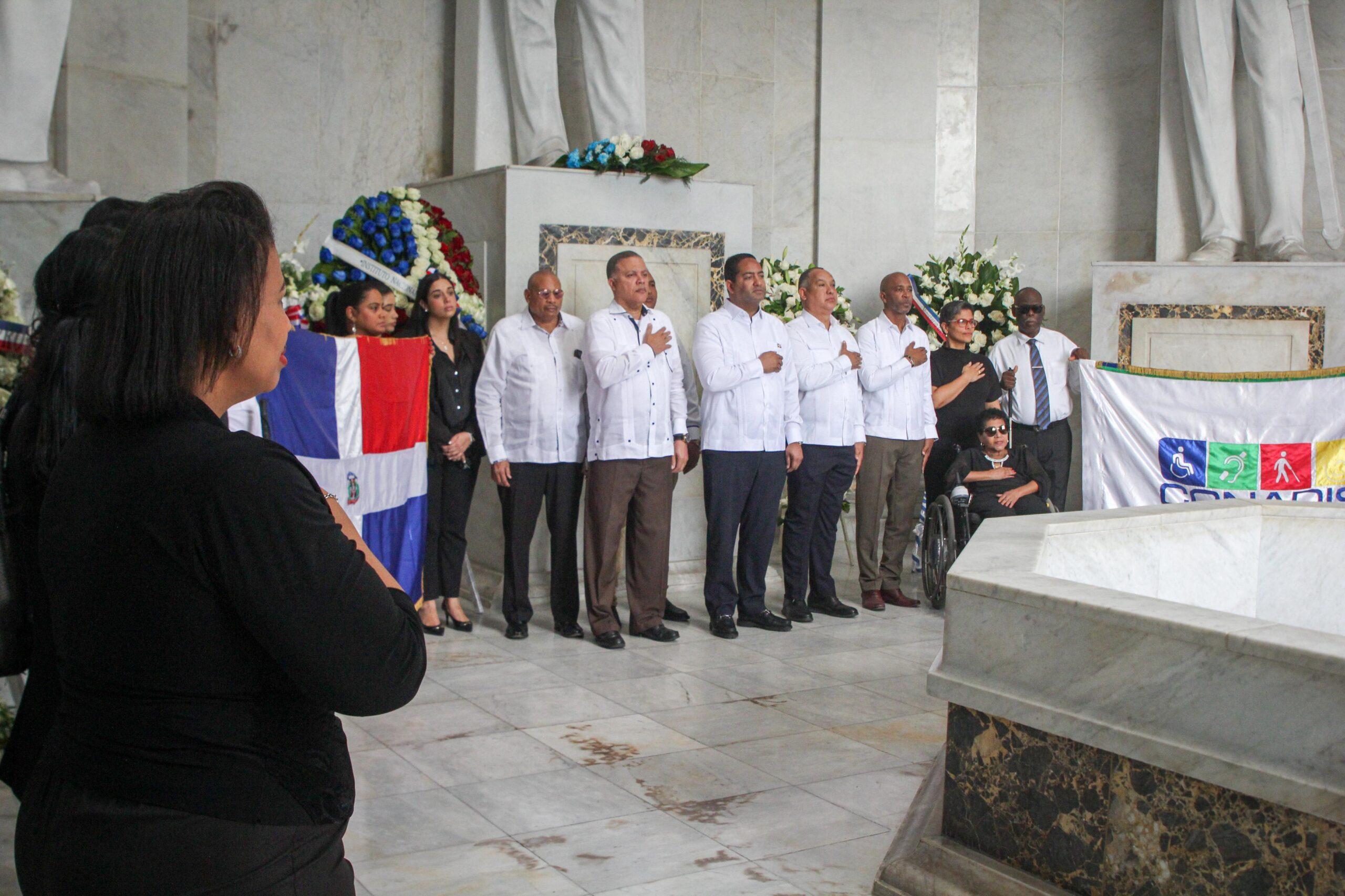 CONADIS rinde homenaje a los héroes Nacionales