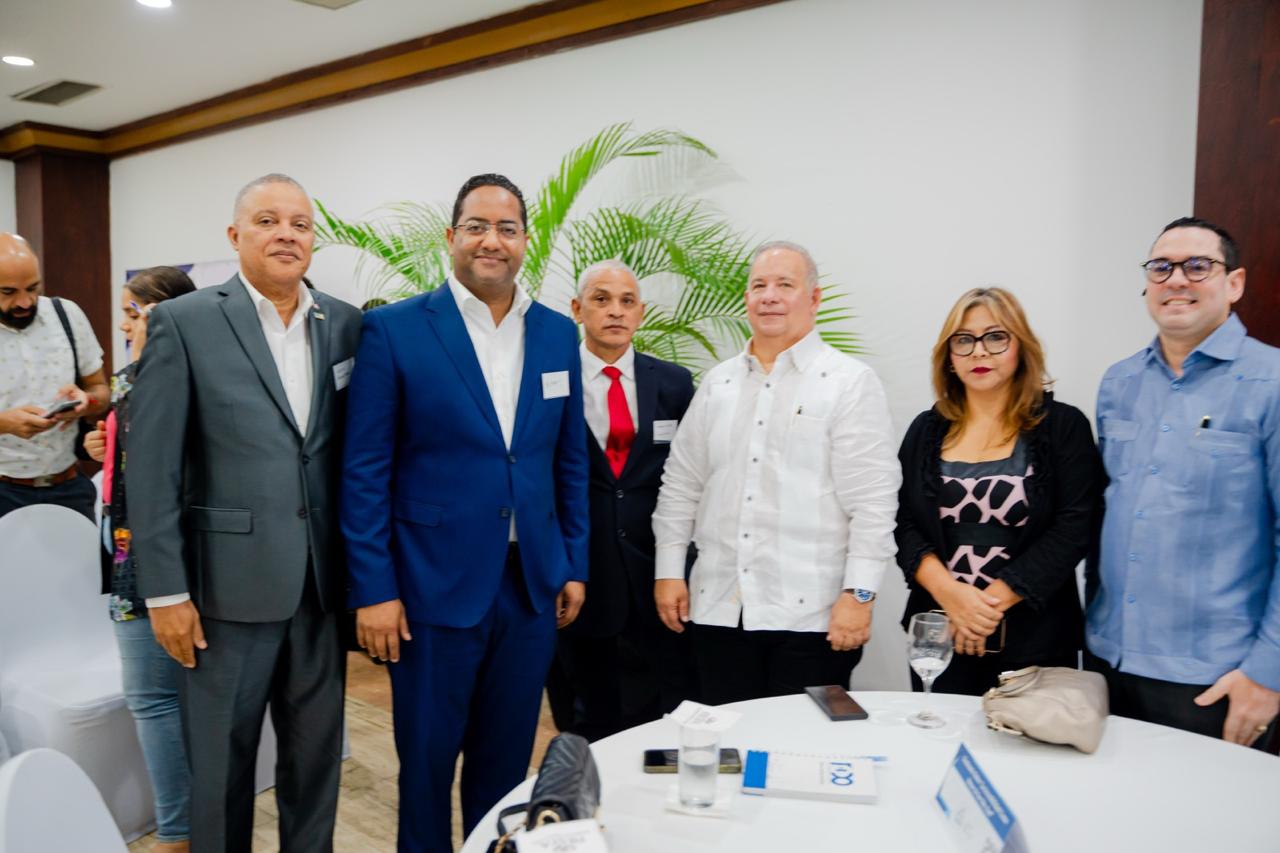 Presidente y Director con Expositores